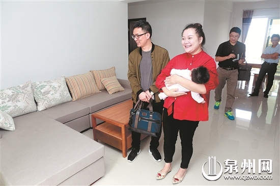 来自泉州市高甲戏传承中心的林凤锦夫妻带着三个多月大的女儿现场选房。(记者吴嘉晓/摄) 来自泉州市高甲戏传承中心的林凤锦夫妻带着三个多月大的女儿现场选房。(记者吴嘉晓/摄)