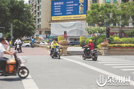 几名外卖小哥在一个路口同时违法,这种现象并非个例。 几名外卖小哥在一个路口同时违法,这种现象并非个例。