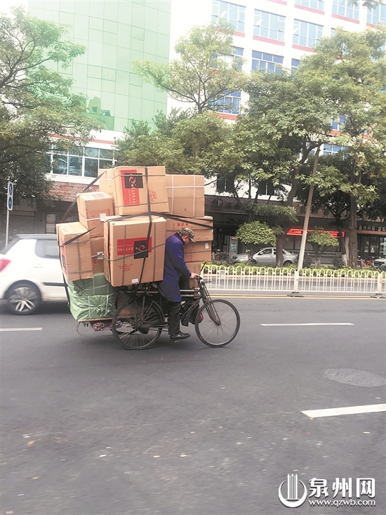 一辆满载货物的三轮车驰骋在机动车道上 一辆满载货物的三轮车驰骋在机动车道上