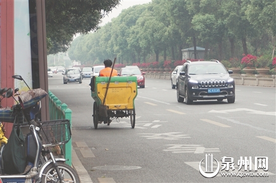 一辆环卫车在机动车道上逆行 一辆环卫车在机动车道上逆行