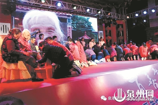 孝文化带进祭祖庆典，晚辈现场给长辈洗脚。 