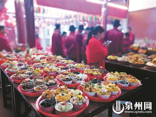 一户只能置办一盘祭品，既简单又美观。 