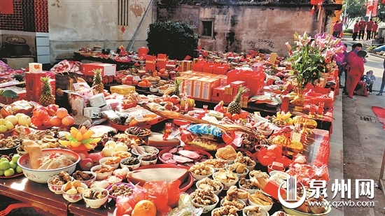 以往祭祖，每户都要准备一桌祭品。 