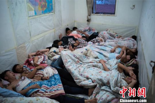 诈骗团伙成员生活条件艰苦。龙湾警方提供