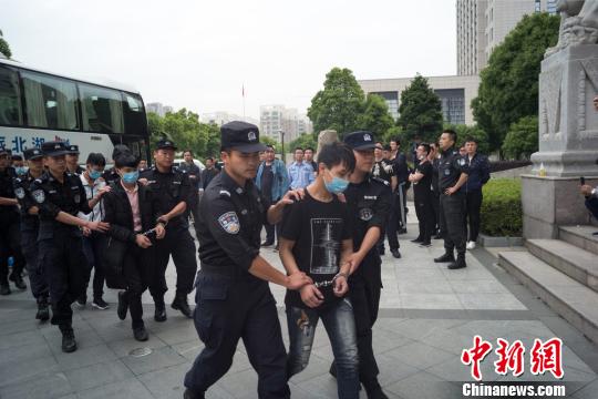 犯罪嫌疑人被押解回温州。龙湾警方提供