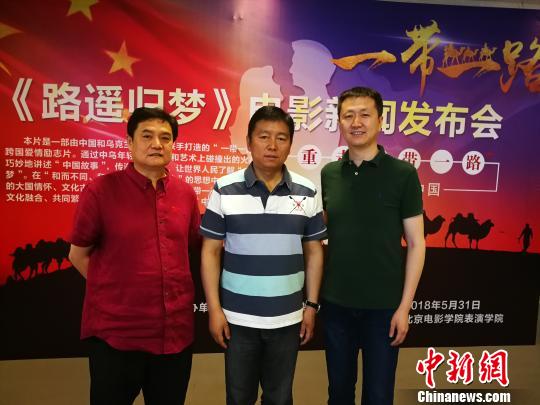 电影《路遥归梦》即将由北京电影学院表演学院担纲拍摄。图为曹鹏(左一)、张辉(中)、张杰勇(右一)合影。　王天琥 摄