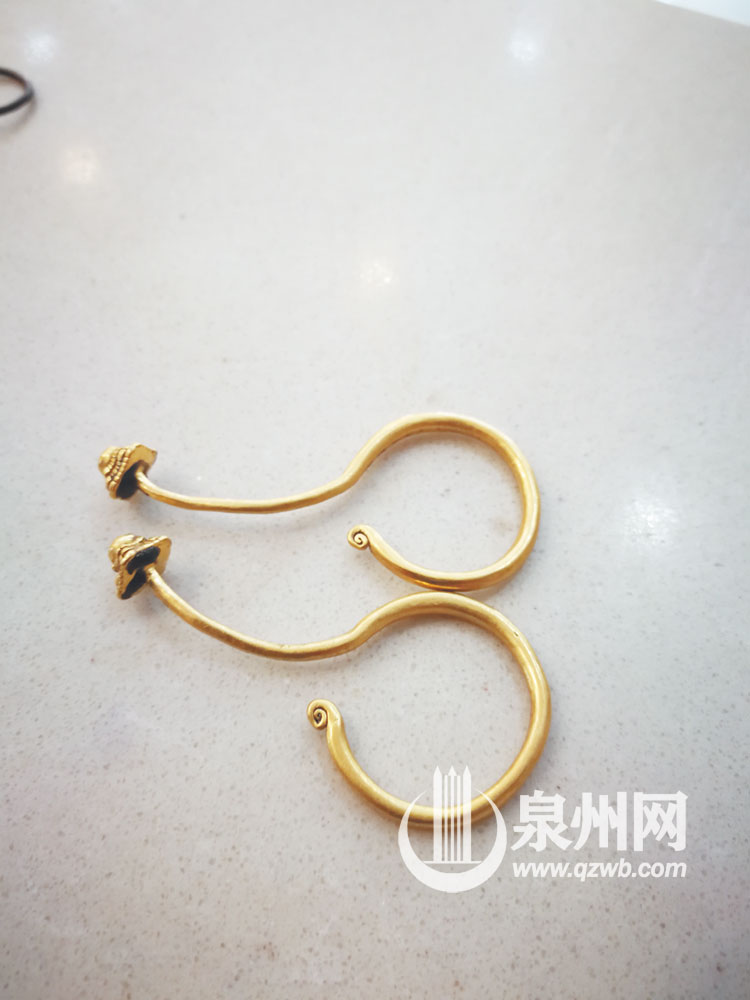 丁香耳钩，蟳埔女结婚时戴的，形状似灯笼，寓意可为夫家添丁进财。