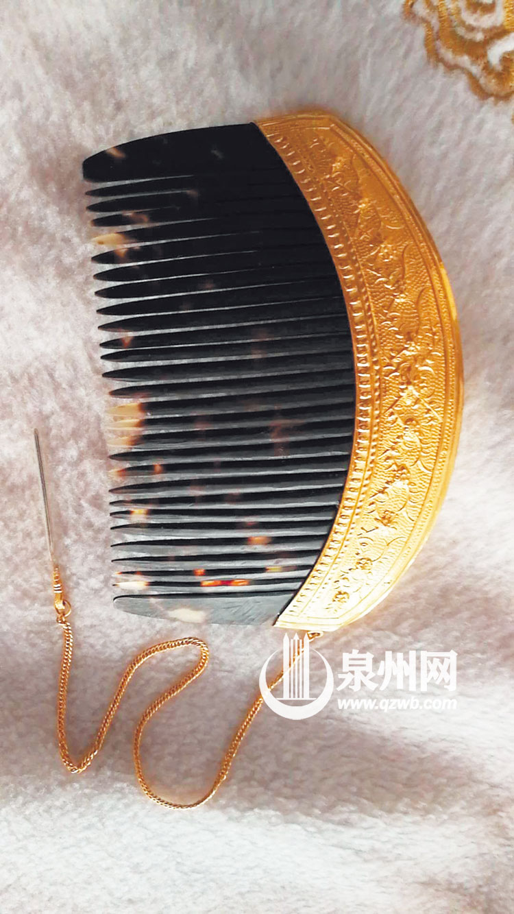 玳瑁头梳是蟳埔女从出生到终老必备的发梳，玳瑁梳可活血乌发，常用可使头发乌黑亮丽。