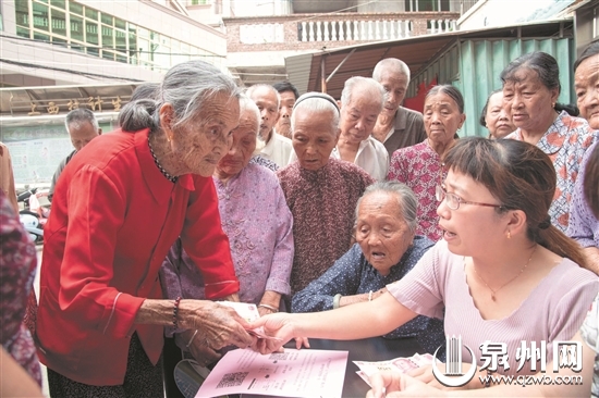 村委会工作人员代为发放慰问金 