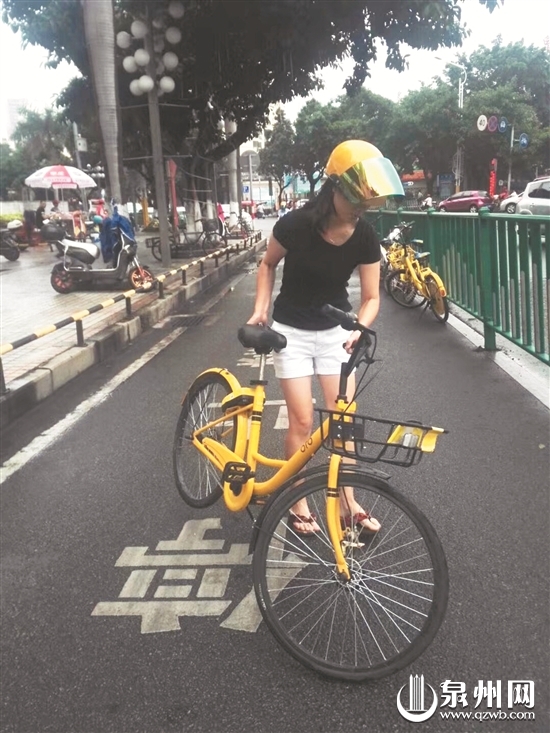 冒雨挪占道单车 好心大姐受点赞 