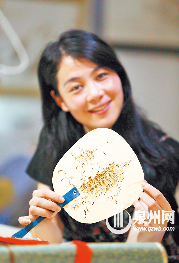 陈吉红展示木板烙画作品《东西塔》