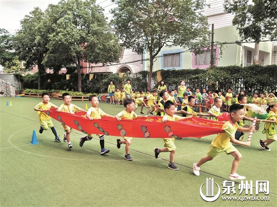 中班的孩子们赛“龙舟”，玩得不亦乐乎。