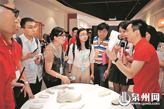 图为在惠安起步儿童用品公司，编辑记者们对3D打印鞋产生极大兴趣。