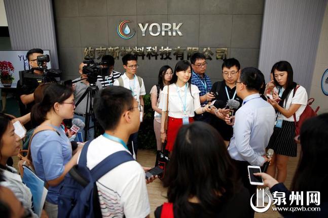 媒体团在约克涂料有限公司采访曾福泉（陈晓东 摄）