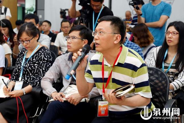 光明日报高建进在柒牌企业采访（陈晓东 摄）