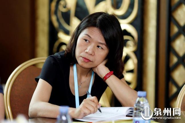 求是杂志蔡春玲在晋江陈埭商会听取介绍（陈晓东 摄）