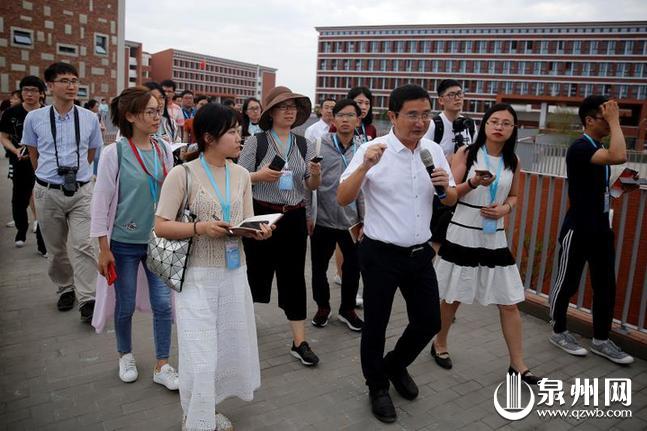 中国青年报社中青在线记者张曼玉（左前一）在福州大学科教园听取介绍（陈晓东 摄）