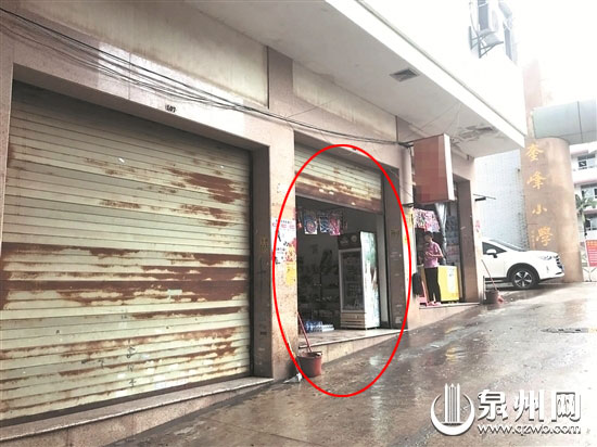 这家无店名的小卖部（画圈处）允许孩子存钱消费