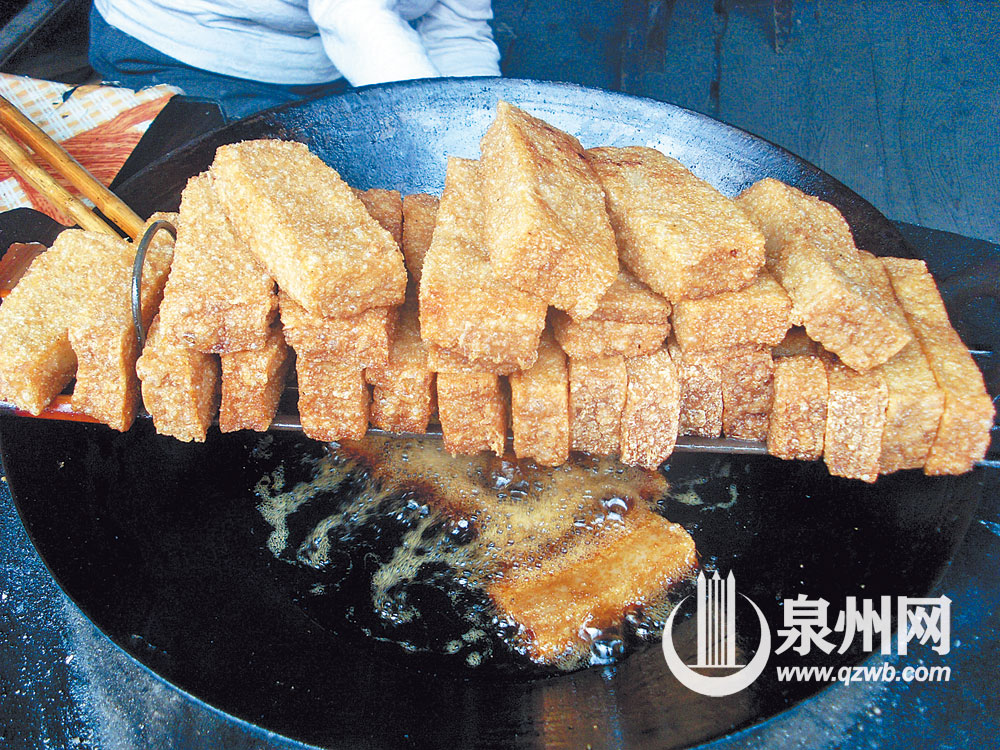 炸好的米粿放在铁架子上晾着