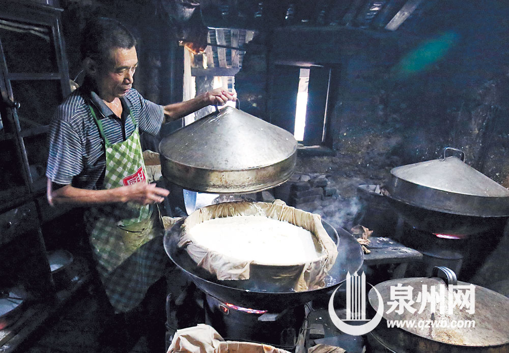 陈师傅将搅拌好的米浆倒进蒸笼，盖上铁盖准备蒸米粿。