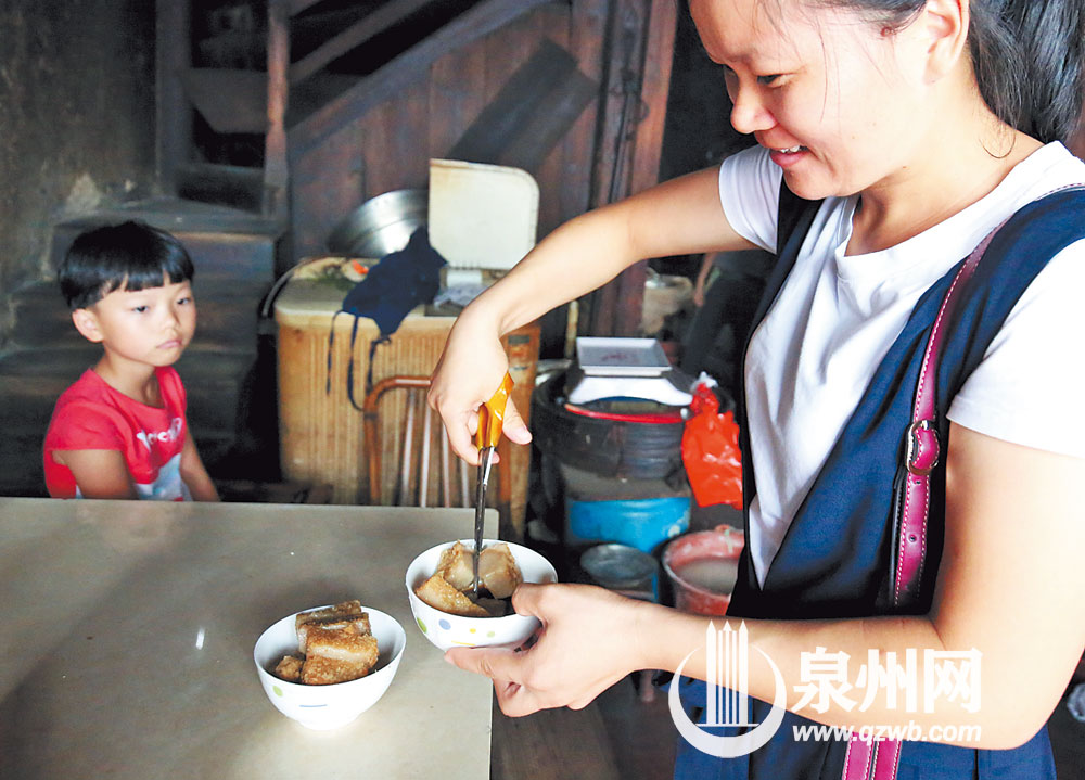 女顾客带娃来吃炸粿，先把米粿在碗里剪成小块。