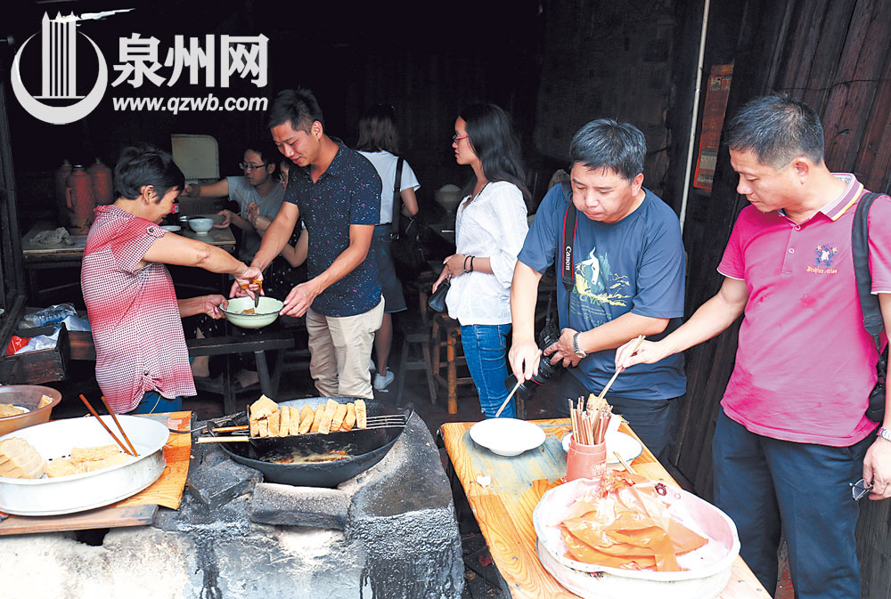 许多外地游客路过赤水老街，都会品尝一下炸粿。
