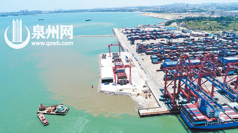 作为省、市在建重点项目，泉州港石湖作业区5号、6号泊位正在紧张建设中。