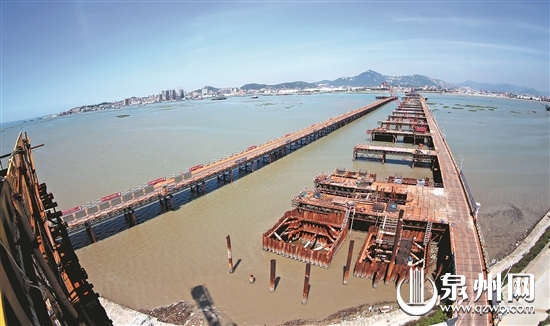 跨海特大桥的主桥桩基即将完工(陈小阳 摄) 跨海特大桥的主桥桩基即将完工(陈小阳 摄)
