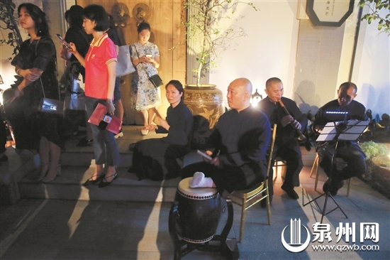 伴奏的乐师和乐器，和观众一样，随着剧情的发展，跟着演员不停地换地方。