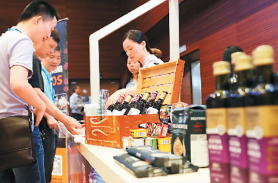 6月14日,中国国际进口博览会食品展商客商供需对接会在上海举行。图为参观者在对接会现场向展商工作人员咨询商品信息。 新华社记者 方 喆摄 6月14日,中国国际进口博览会食品展商客商供需对接会在上海举行。图为参观者在对接会现场向展商工作人员咨询商品信息。 新华社记者 方 喆摄