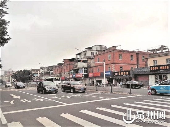  有了灯控，行人过马路安全多了。 