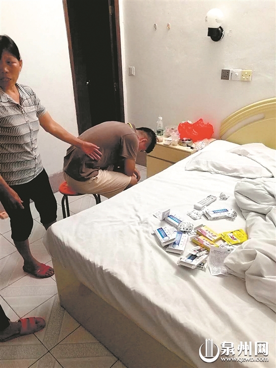 陈某忠捂着肚子，床上散落着大量安眠药。 