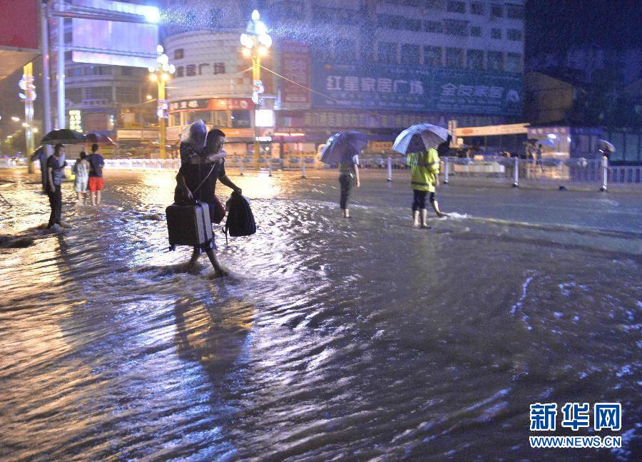 暴雨中,这些感人的瞬间刷爆朋友圈 暴雨中,这些感人的瞬间刷爆朋友圈