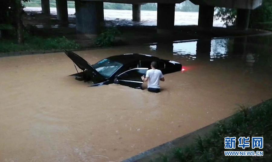 暴雨中,这些感人的瞬间刷爆朋友圈 暴雨中,这些感人的瞬间刷爆朋友圈