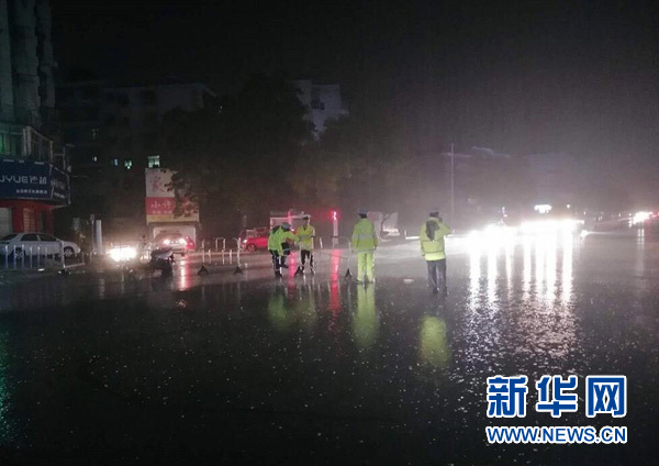 暴雨中,这些感人的瞬间刷爆朋友圈 暴雨中,这些感人的瞬间刷爆朋友圈