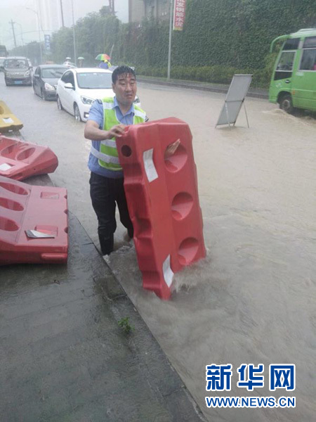暴雨中,这些感人的瞬间刷爆朋友圈 暴雨中,这些感人的瞬间刷爆朋友圈