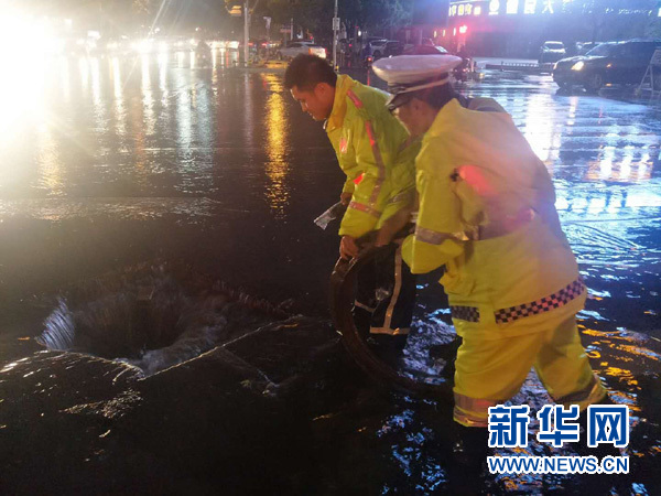 暴雨中,这些感人的瞬间刷爆朋友圈 暴雨中,这些感人的瞬间刷爆朋友圈