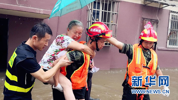 暴雨中,这些感人的瞬间刷爆朋友圈 暴雨中,这些感人的瞬间刷爆朋友圈