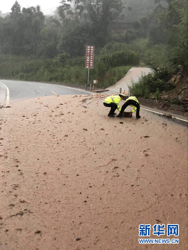 暴雨中,这些感人的瞬间刷爆朋友圈 暴雨中,这些感人的瞬间刷爆朋友圈