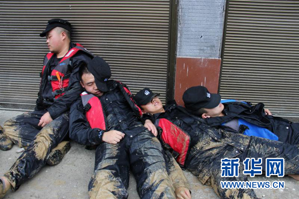 暴雨中,这些感人的瞬间刷爆朋友圈 暴雨中,这些感人的瞬间刷爆朋友圈