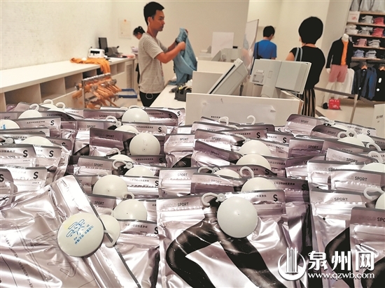 商场物品上挂着防盗扣 