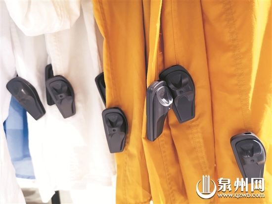 很多商家的防盗措施就是在衣服上挂防盗扣 很多商家的防盗措施就是在衣服上挂防盗扣