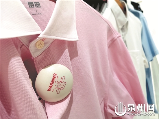 很多商家的防盗措施就是在衣服上挂防盗扣 很多商家的防盗措施就是在衣服上挂防盗扣