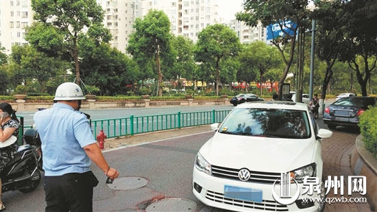 车辆违停非机动车道，交警现场查处。
