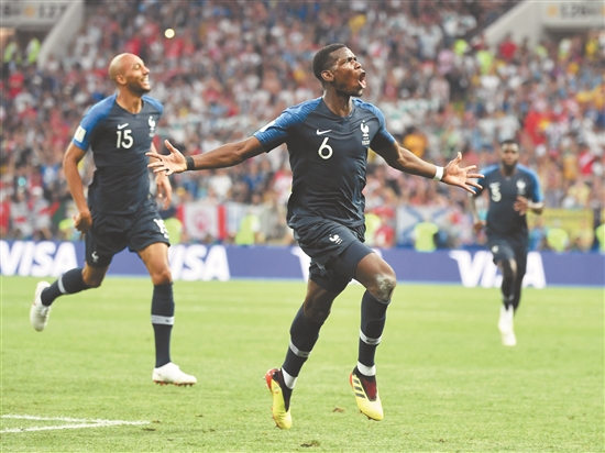 法国队球员博格巴在比赛中庆祝进球 （新华） 