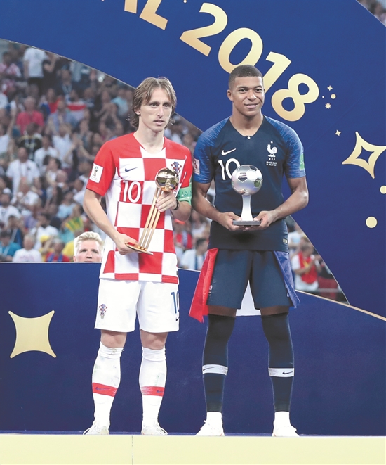 分获世界杯金球奖和最佳新秀奖的莫德里奇（左）与姆巴佩 （新华） 