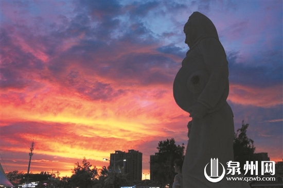 泉州西沙湾上空，突然出现一道彩虹