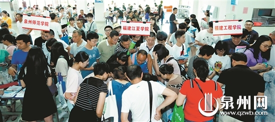 家校面对面，沟通更顺畅。 （林劲峰 摄） 