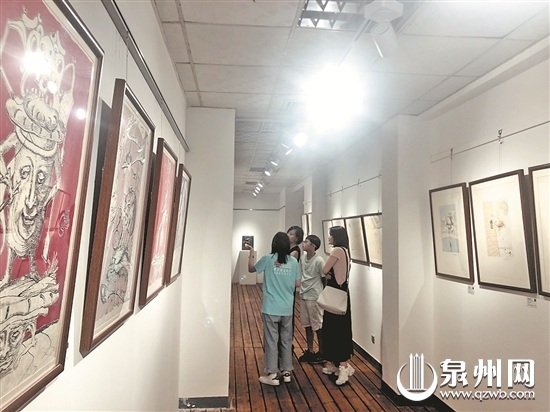 泉州家长带孩子与毕加索作品近距离接触 泉州家长带孩子与毕加索作品近距离接触