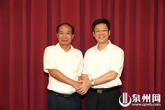 图为泉州市委书记康涛（右一）和市委副书记、市政府党组书记王永礼（右二）合影。（陈英杰摄影）